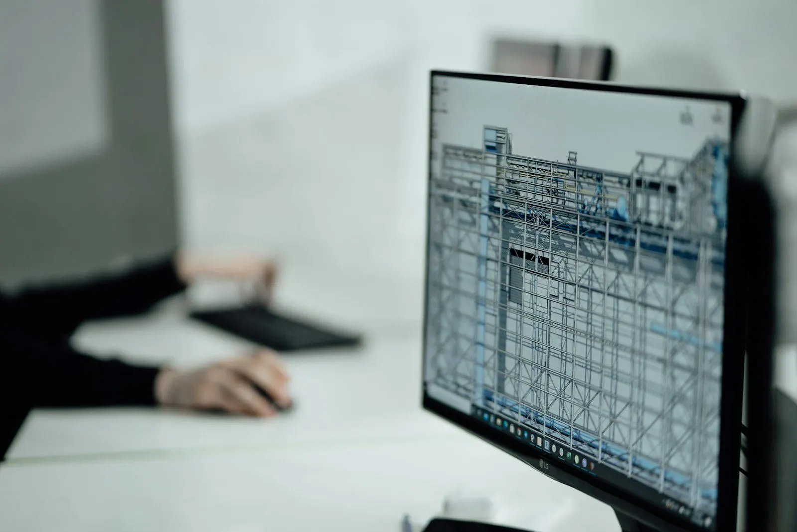 Arquitecto revisando un plano en la pantalla