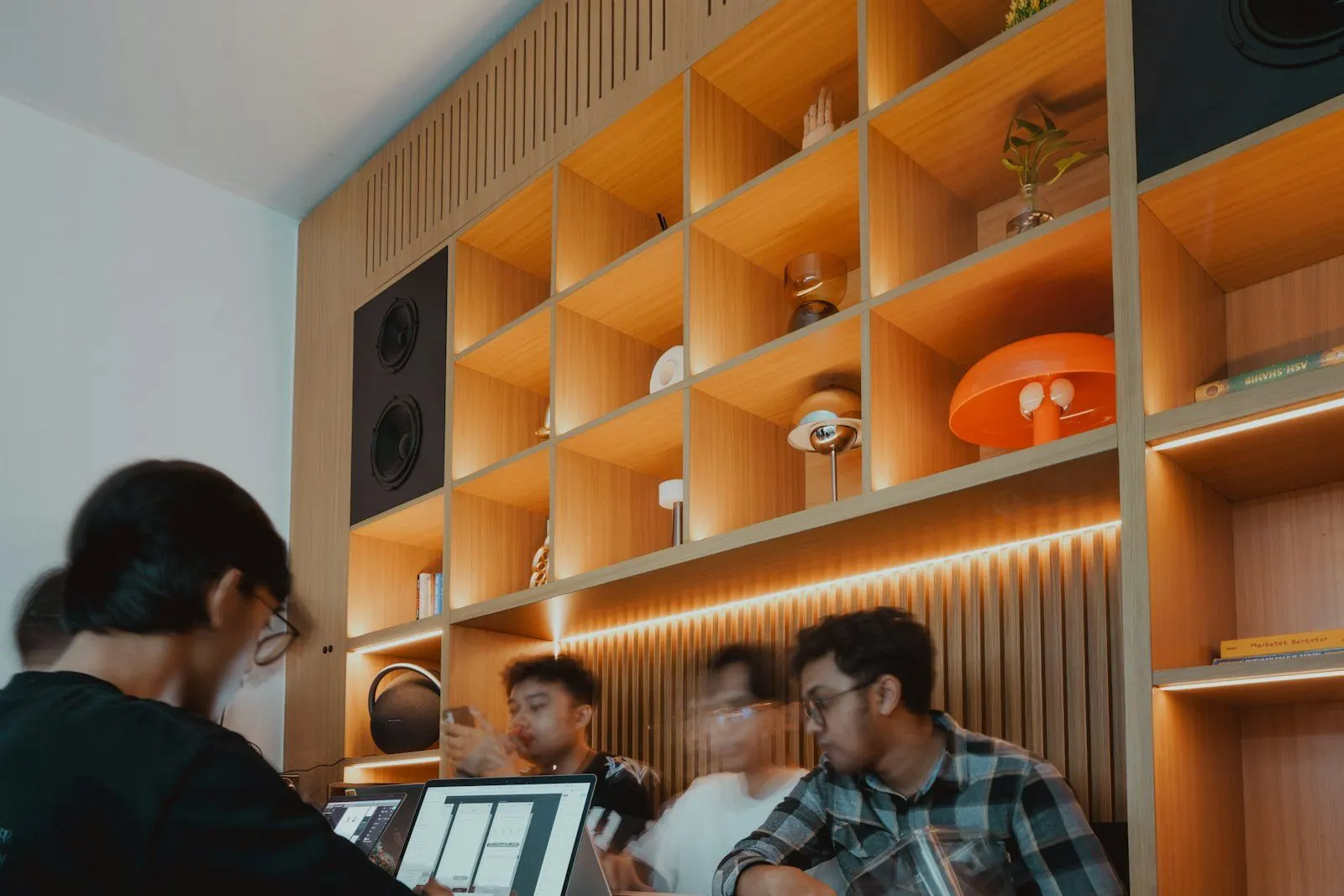 Equipo del estudio trabajando en el espacio de diseño