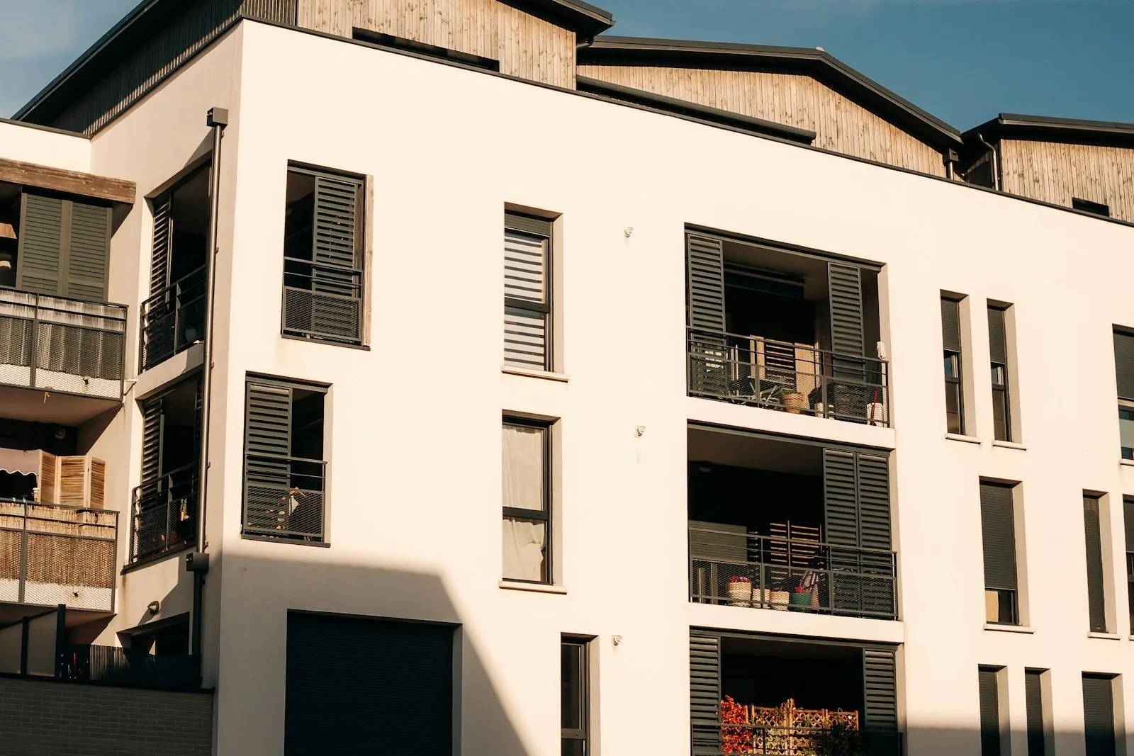 Edificio residencial contemporáneo con sus balcones