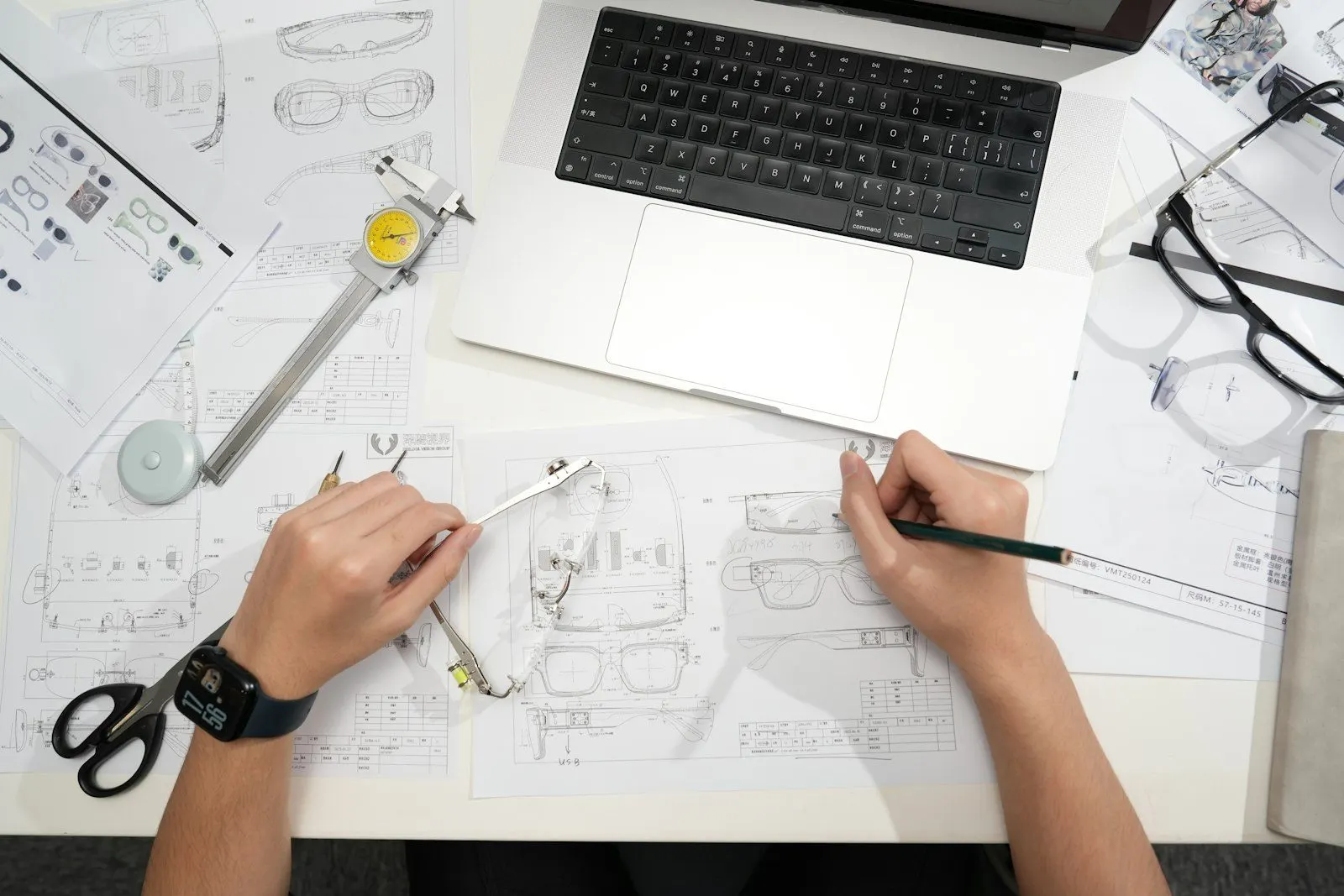 Planos y herramientas de dibujo sobre la mesa del estudio