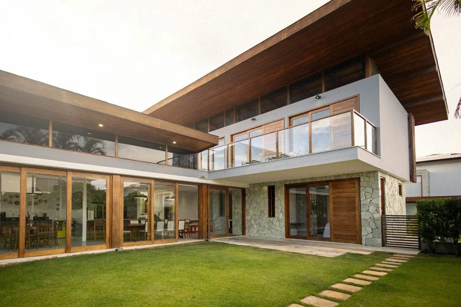 Casa contemporánea con patio central y grandes ventanales