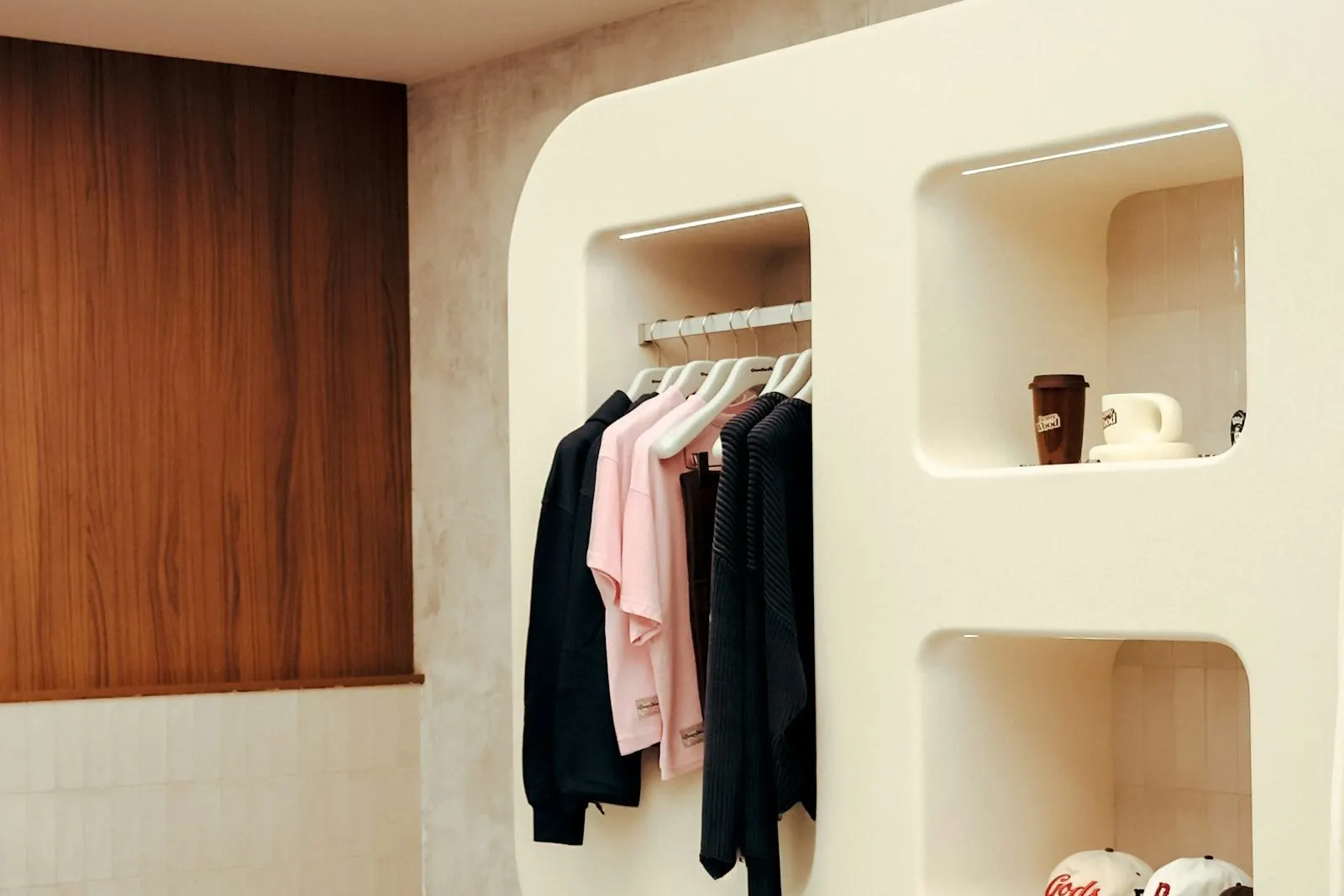 Nichos de exhibición con ropa colgada en un local comercial