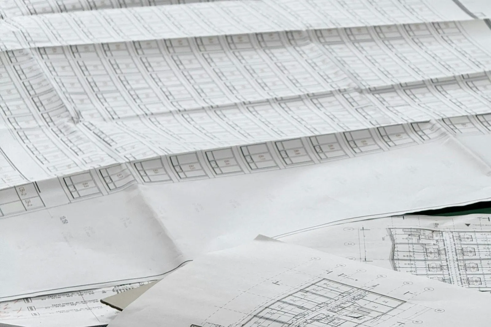 Planos arquitectónicos desplegados en la mesa de trabajo